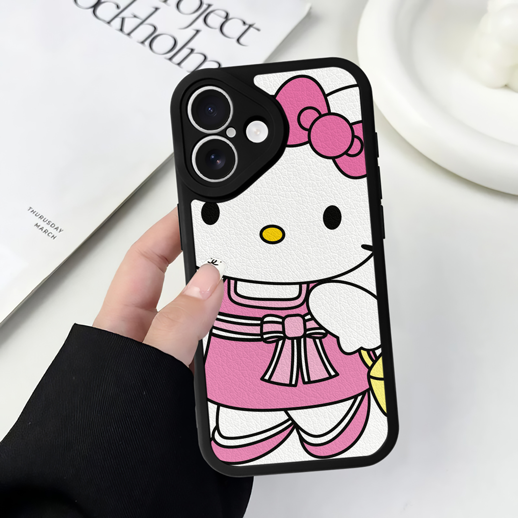 （画像用） Hello Kitty ハローキティ 【iPhone 16シリーズ対応】シリコンスマホケース（レザー調） 材質：シリコン